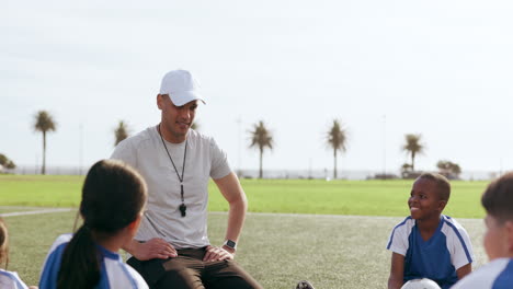 Entrenador,-Hablando-Y-Niños-En-El-Campo-De-Fútbol.