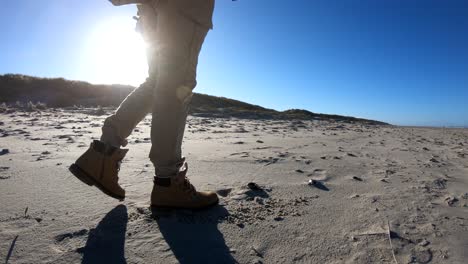 pasos en la arena en un día soleado