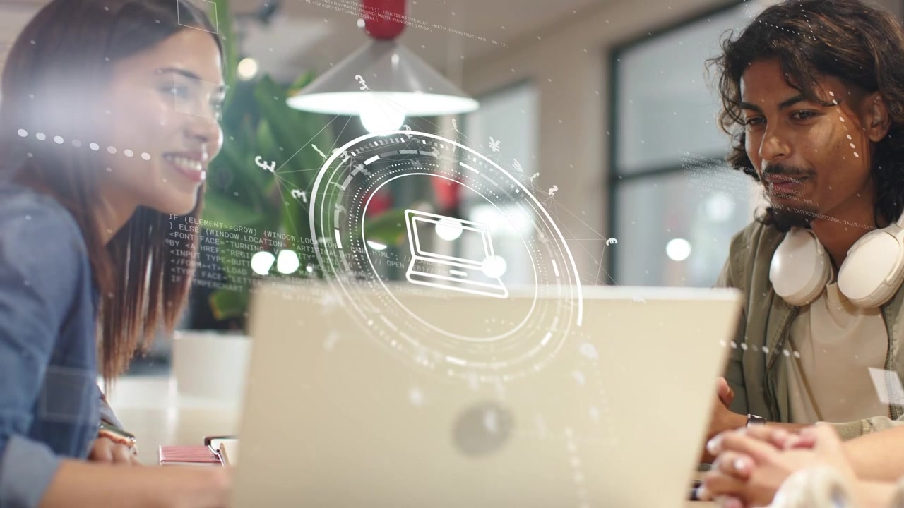 Uomini seduti al tavolo, con un'interfaccia utente olografica che appare sopra il laptop attirando l'attenzione, una donna che si unisce, team che lavora con la tecnologia.