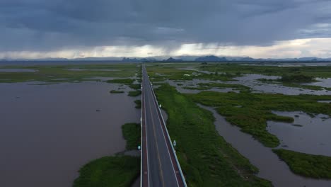 cielos de mal humor sobre el puente chaloem phrakiat 80 phansa, en el sur de tailandia