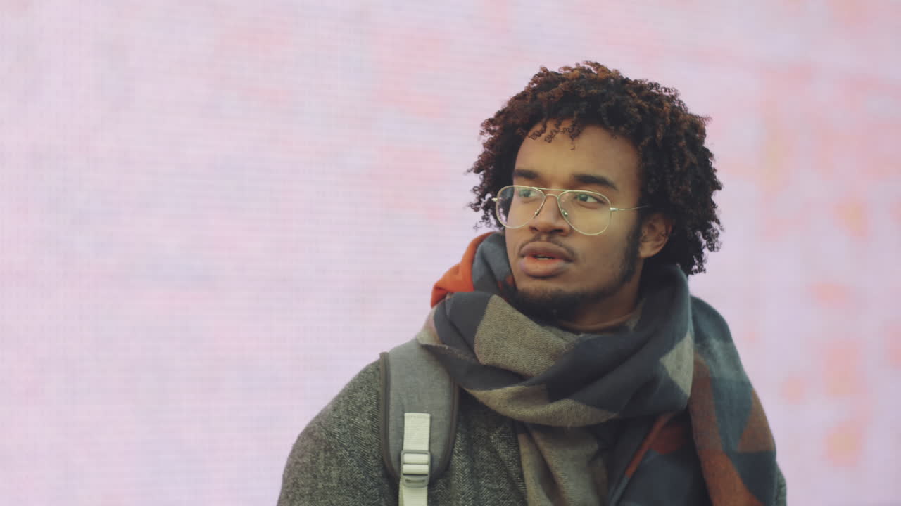 un joven con un traje de invierno.