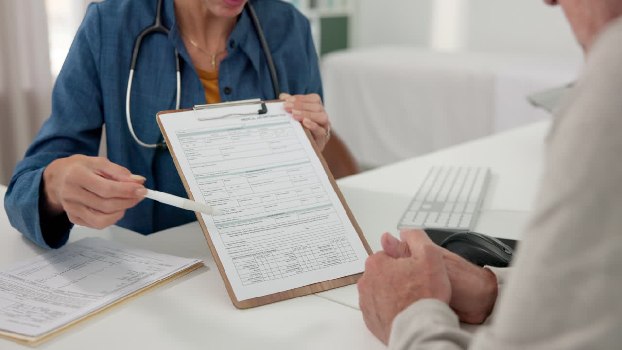 Médico Explicando Formulário Médico ao Paciente na Clínica.