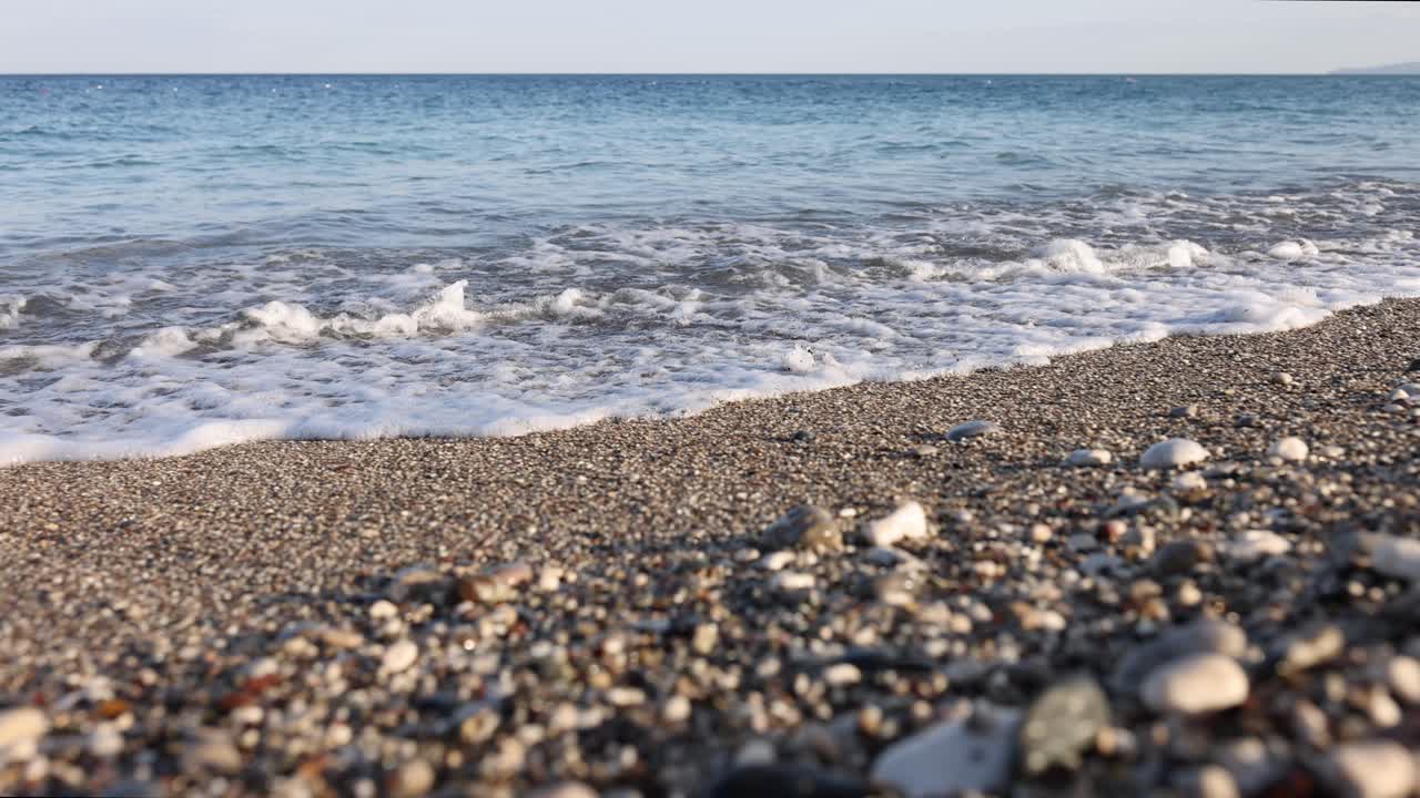 Красивая береговая линия со скалами и морской или океанской водой.