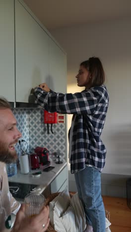 pareja en la cocina