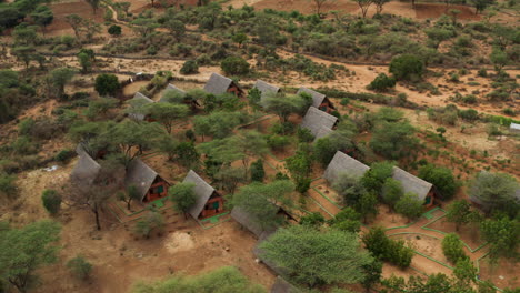 vista aérea del albergue ecológico africano, un alojamiento para viajeros cerca de turmi en el valle de omo, etiopía