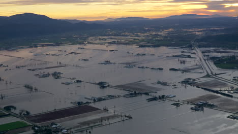 Infraestructura-Y-Carreteras-Inundadas-En-El-Oeste-De-Canadá,-Estado-De-Emergencia