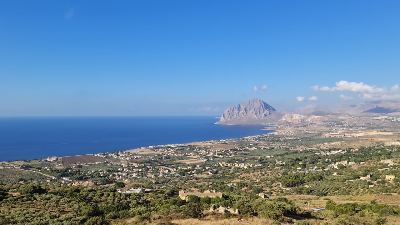 시칠리아 트라파니 지방의 에리스 관점에서 코파노 산과 해안선의 탁 트인 전망