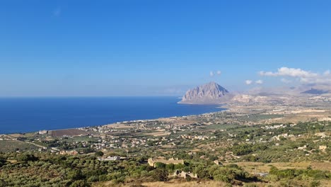 Panoramablick-Auf-Den-Monte-Cofano-Und-Die-Küste-Vom-Aussichtspunkt-Erice-In-Der-Provinz-Trapani,-Sizilien