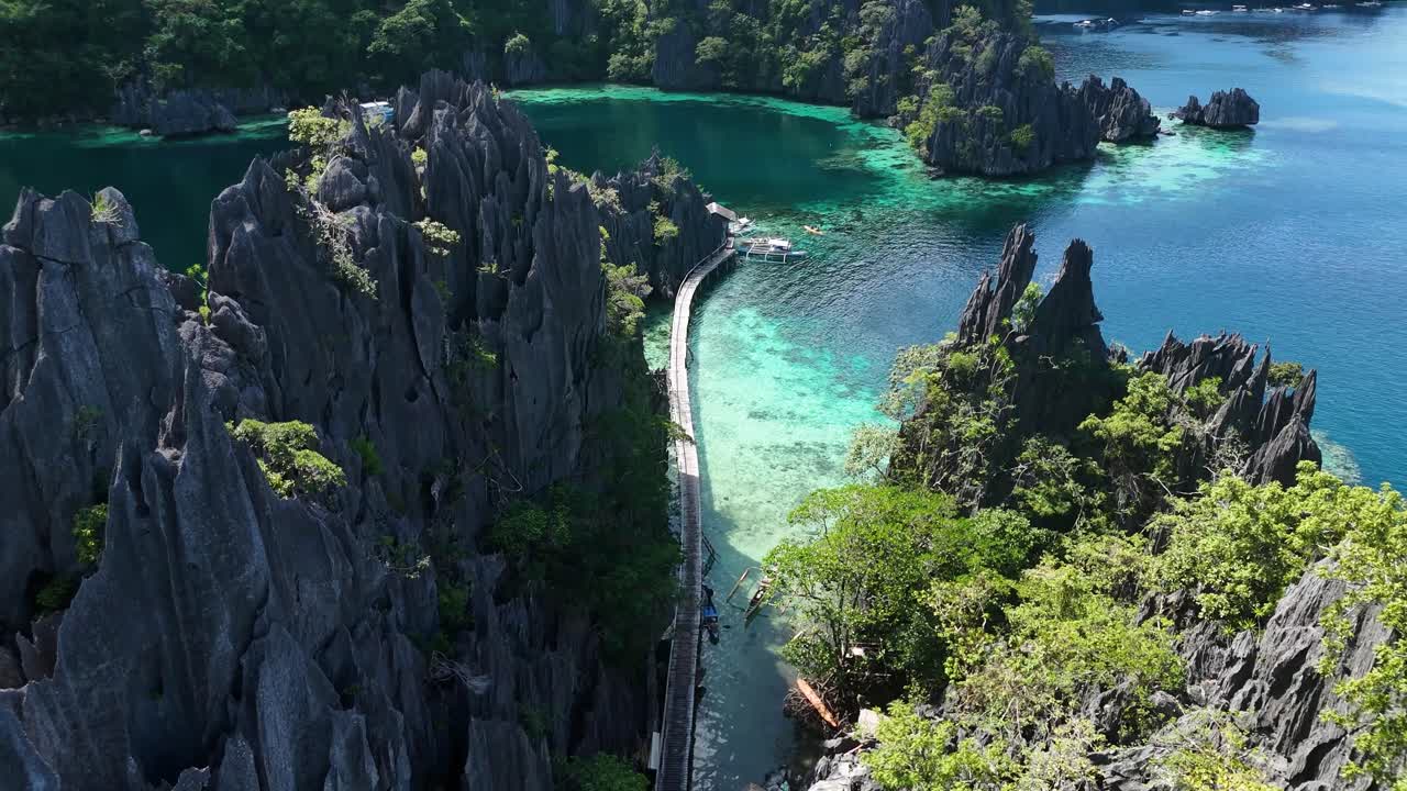 Impresionante pasarela de madera a través de las aguas turquesas de El Nido, Palawan, Filipinas