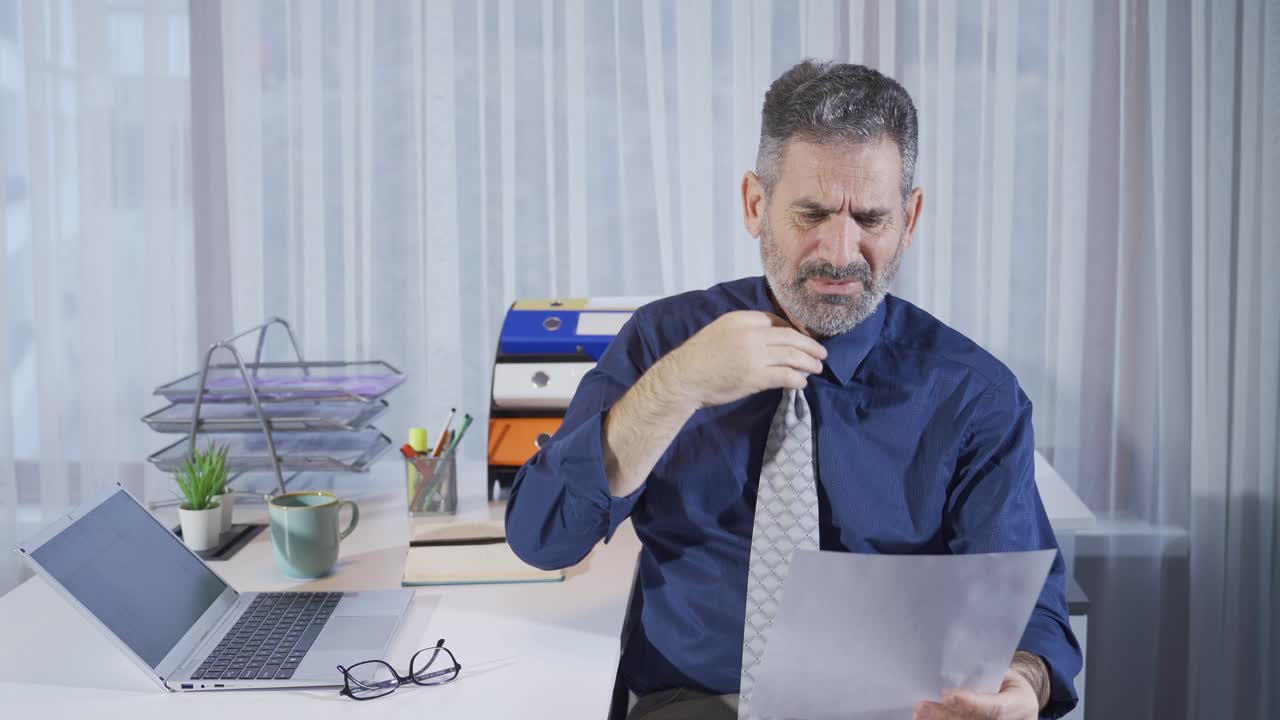 hombre de negocios maduro leyendo artículos malos y molestos se enferma, tiene una pérdida, al borde de la bancarrota, recibos de deuda.
