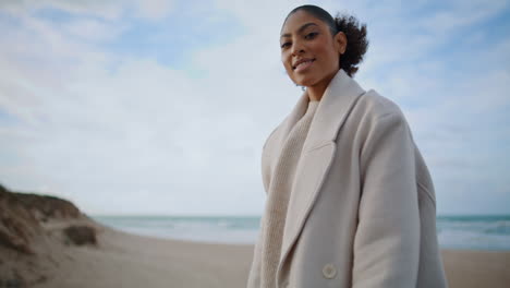 Schwarze-Haare-Frau-Ruht-Sich-Am-Strand-Am-Herbstwochenende-Aus.-Fröhliche,-Heitere-Afroamerikanerin