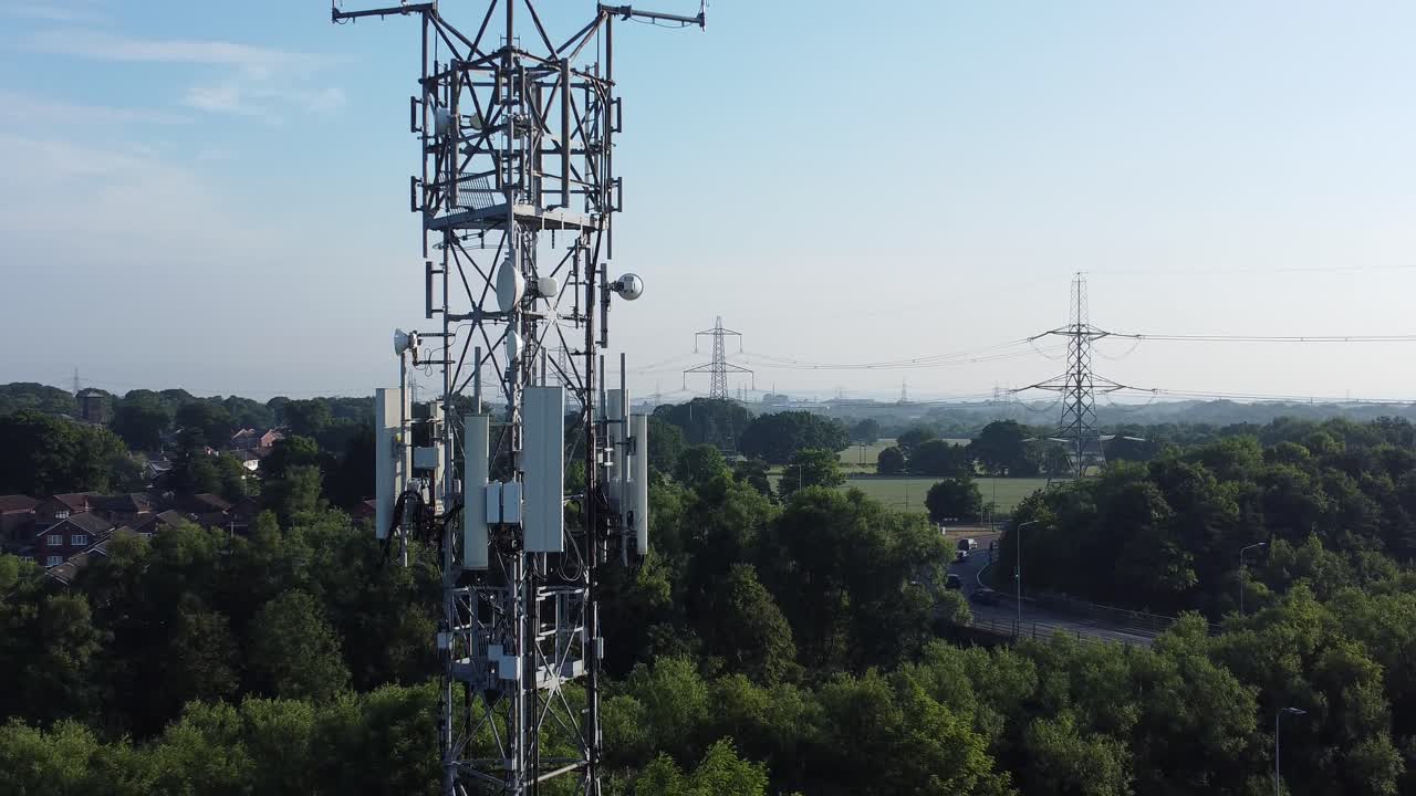 antena de torre de transmisión 5g en el campo británico con vehículos que viajan en la vista aérea de fondo de la carretera