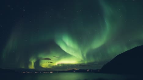 aurora boreal sobre el fiordo