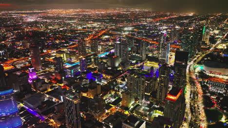las calles de la ciudad de miami por la noche