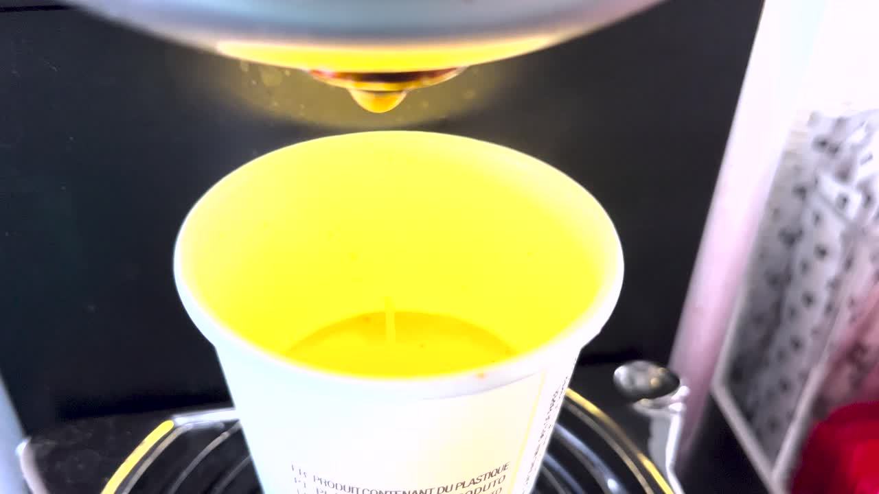 máquina de café en el mostrador de la cocina, tazas de café recién hecho al vapor