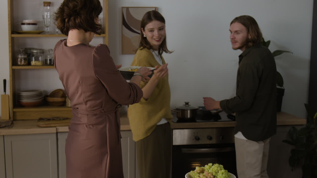 부 에서 함께 요리 하는 가족