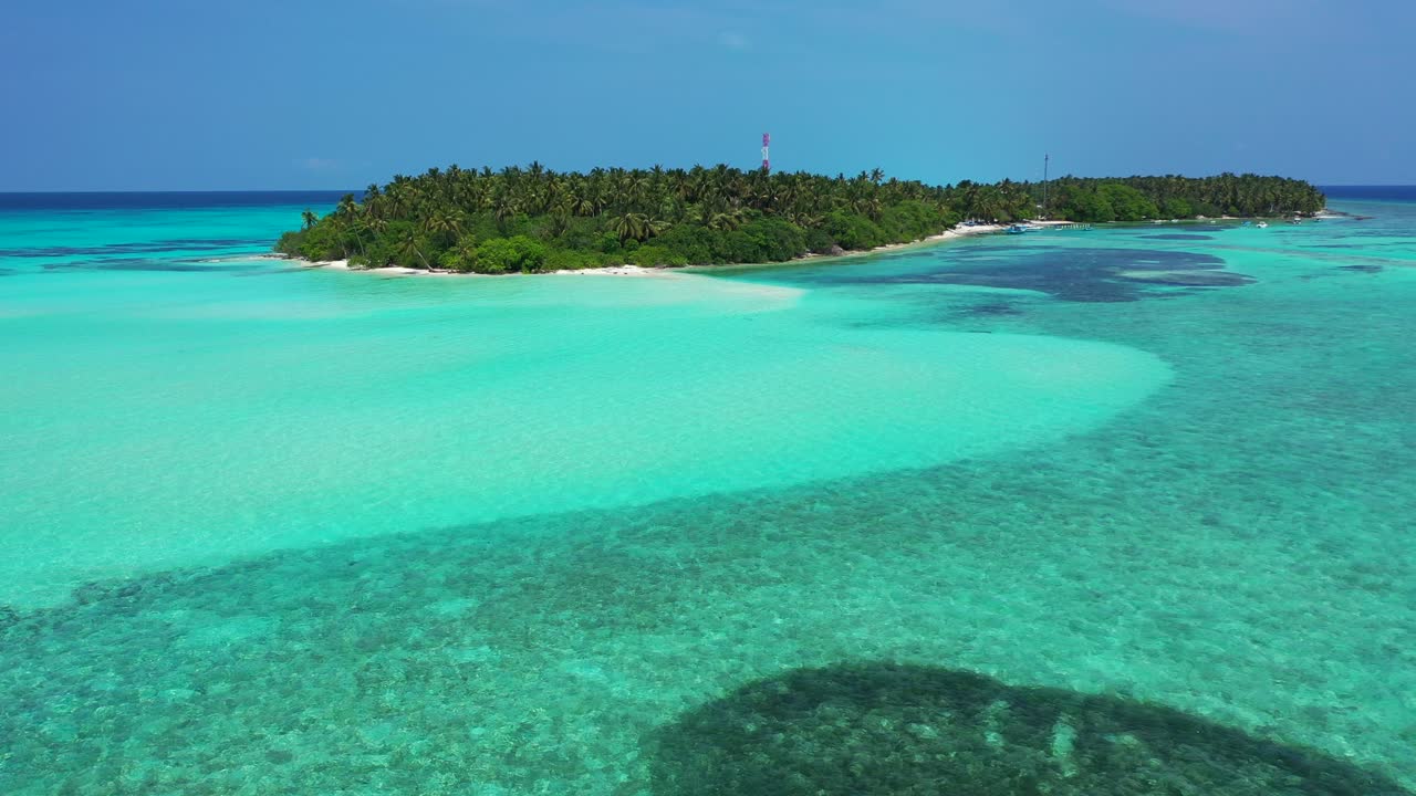 Bellissima texture marina con barriere coralline e rocce del fondale marino visibili attraverso l'acqua trasparente di una laguna turchese intorno a un'isola tropicale alle Maldive