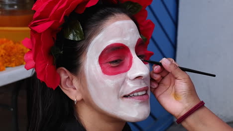 Día-De-Los-Muertos-En-La-Ciudad-De-México,-Una-Bella-Mujer-Latina-Tiene-La-Cara-Pintada