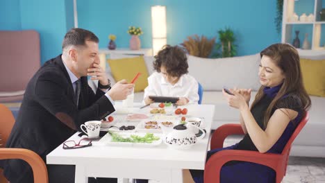 Die-Techniksüchtige-Familie-Hat-Beim-Frühstück-Einen-Kommunikationszusammenbruch.