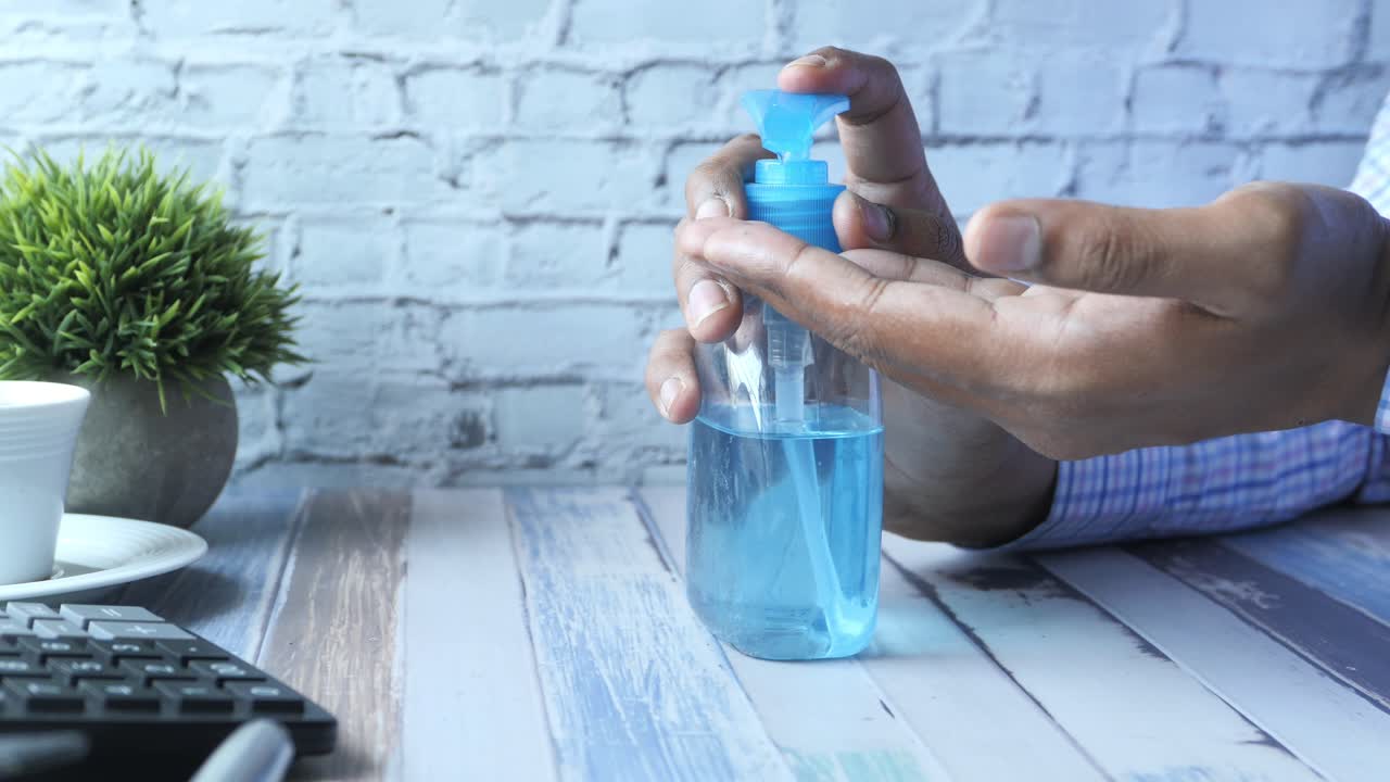 aplicación de desinfectante para las manos