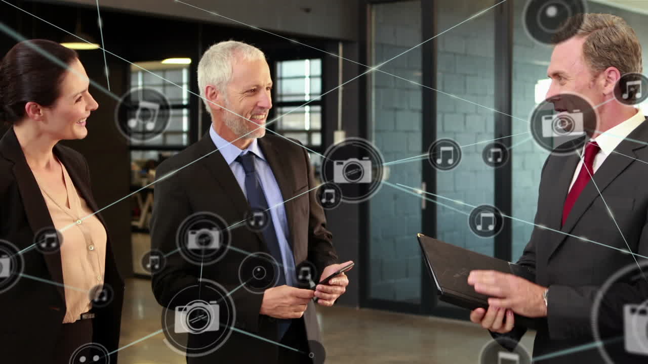 Animation des Netzwerks von Verbindungen mit Icons über verschiedenen Geschäftsleuten