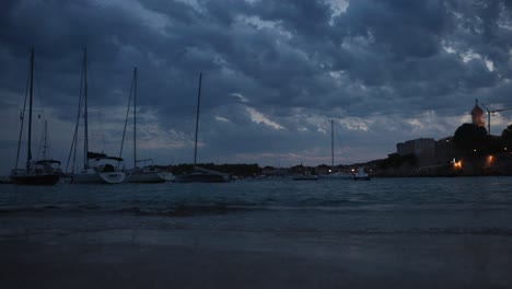 Barcos-Por-La-Tarde-Después-Del-Atardecer-En-La-Costa-Del-Mar