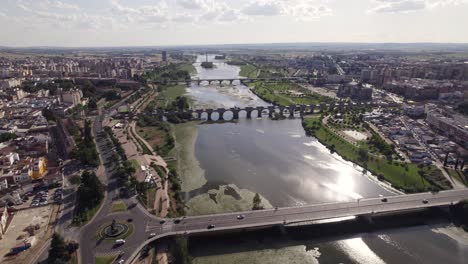 Vista-Aérea:-Río-Guadiana-Y-Puentes,-Cautivadores-Monumentos-De-Badajoz