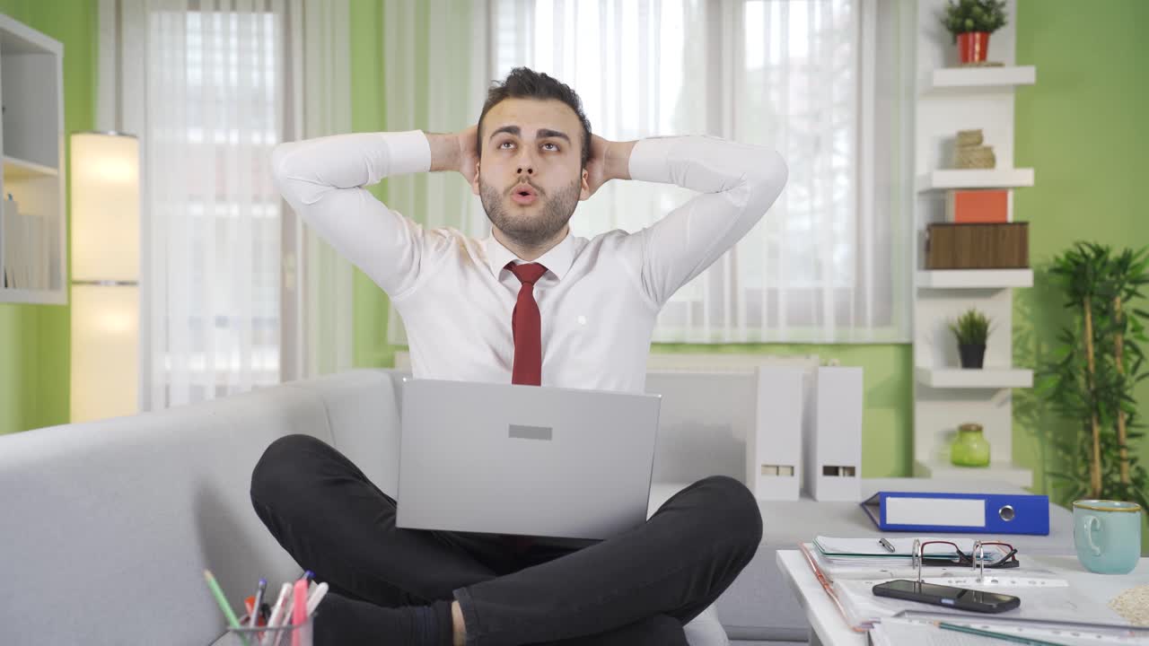 긴장을 풀고 평화를 찾는 사업가는 행복해집니다.