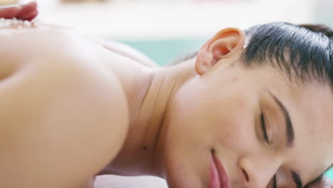 죽은 피부 세포를 제거하는 시간입니다.