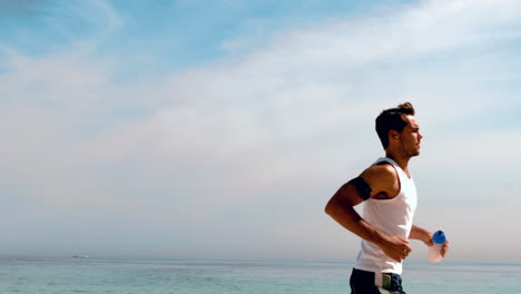 Hombre-Atlético-Corriendo-En-La-Playa