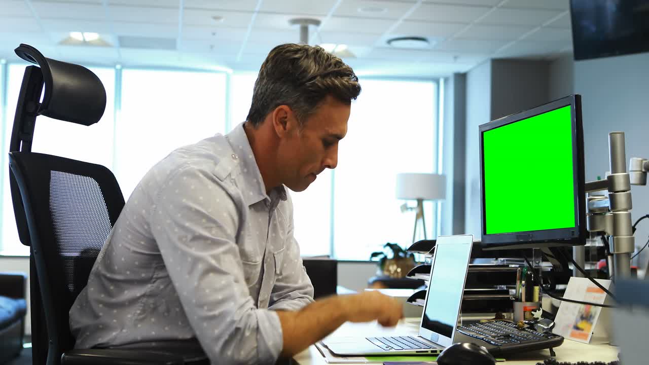 ejecutivo masculino trabajando en una computadora portátil en el escritorio