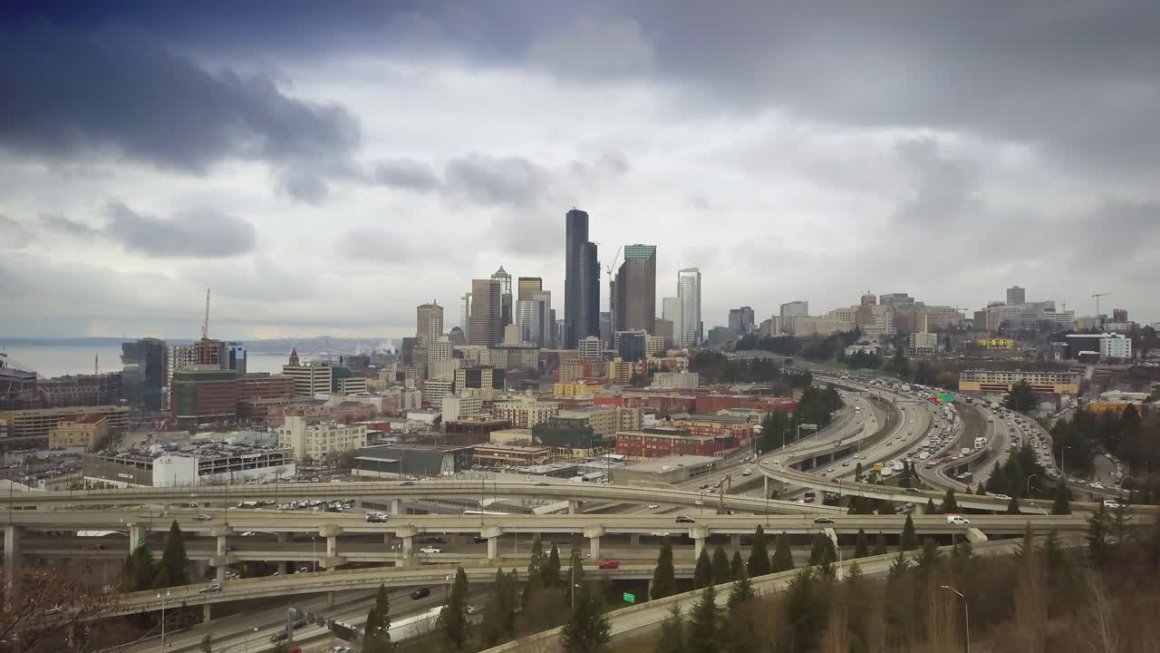 Vista aerea del centro di Seattle, Washington, con autostrade trafficate.