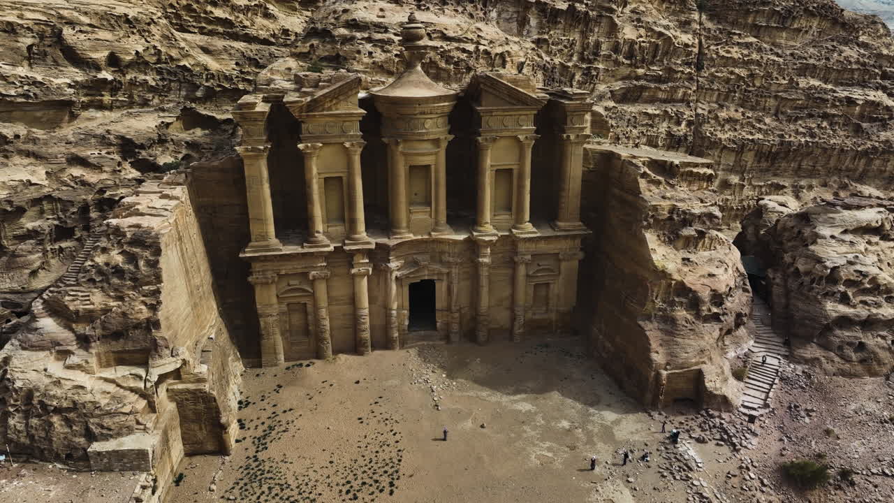 vista aérea alrededor del edificio monumental ad-dayr tallado en la roca, en petra, jordania - órbita, toma de avión no tripulado