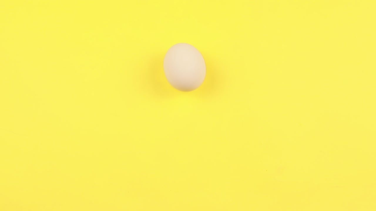 노란색 배경에 네 개의  달