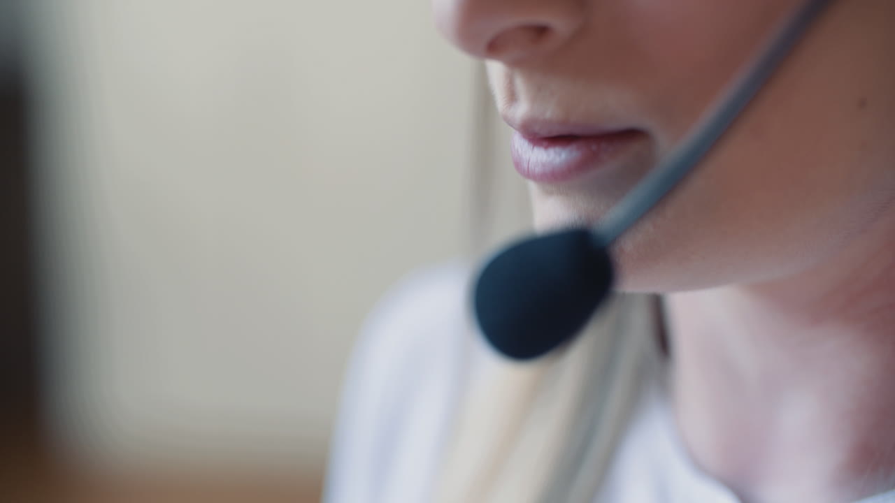 Primo piano di un operatore di call center che convince un cliente ad acquistare
