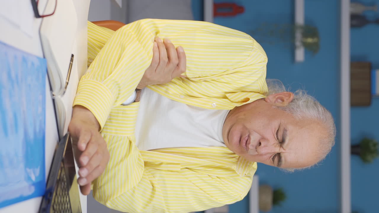 홈 오피스 근로자의 수직 비디오  ⁇ 은이 추운, 추운 느낌.