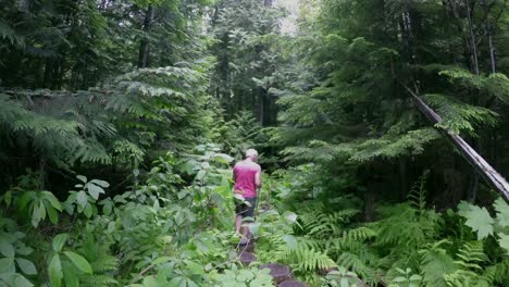 Reife-Frau,-Die-Durch-Den-Tropischen-Wald-Spaziert-4k