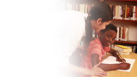 maestra enseñando a una chica afroamericana en la biblioteca de la escuela