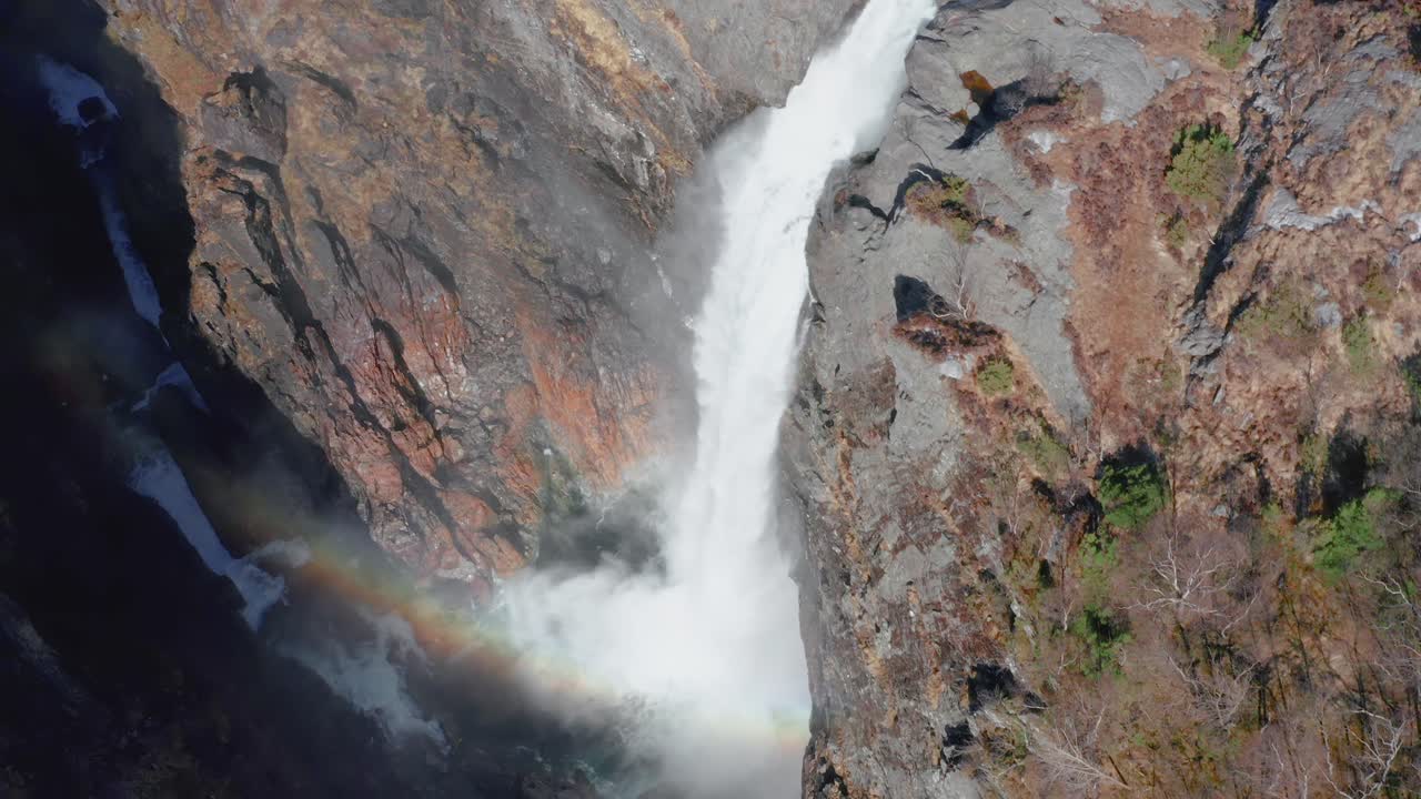 arco iris sobre la niebla al pie de la caída