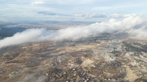 Pueblo-Cubierto-De-Nubes