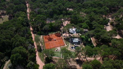 Vistas-Aéreas-De-Un-Centro-Deportivo-Enclavado-En-El-Bosque