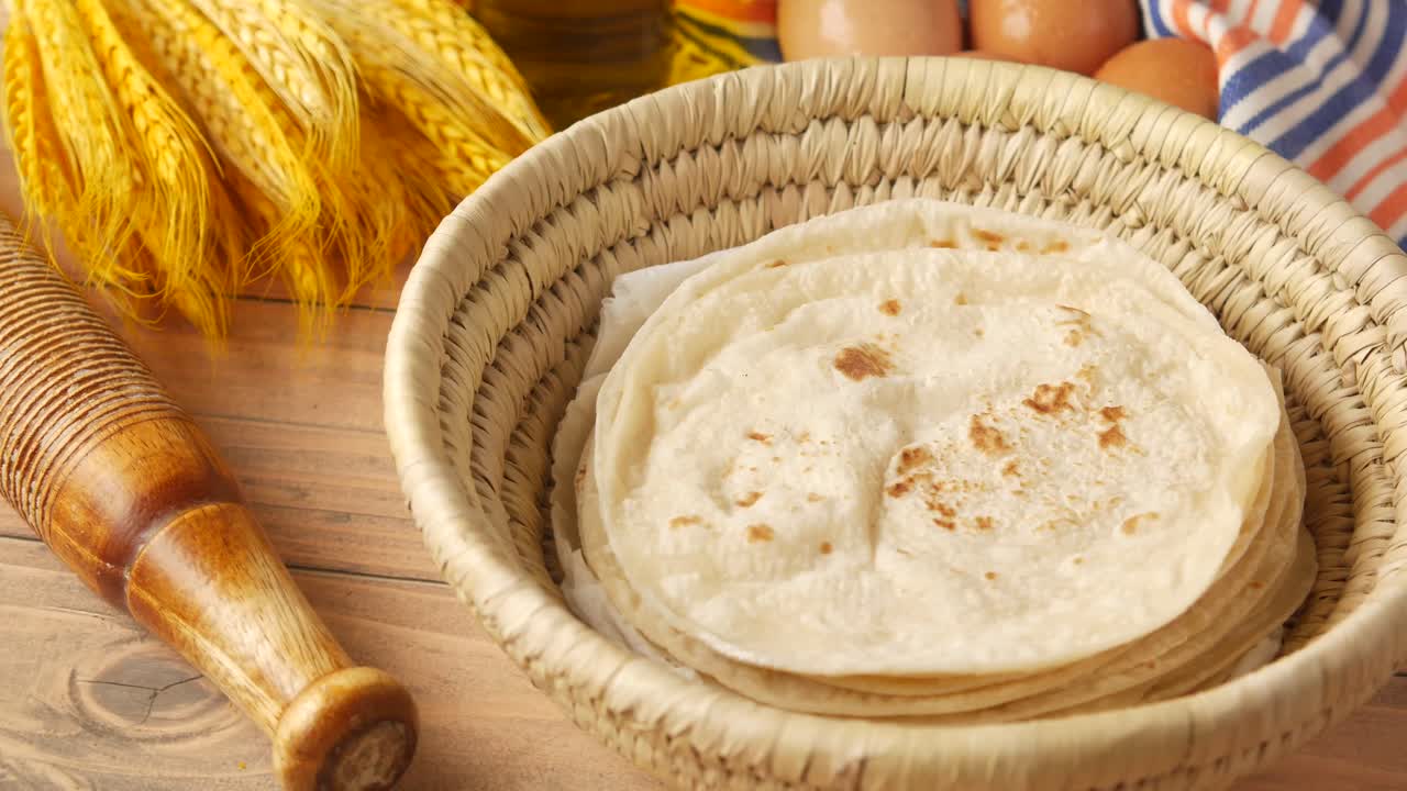 pila de roti casero en una canasta