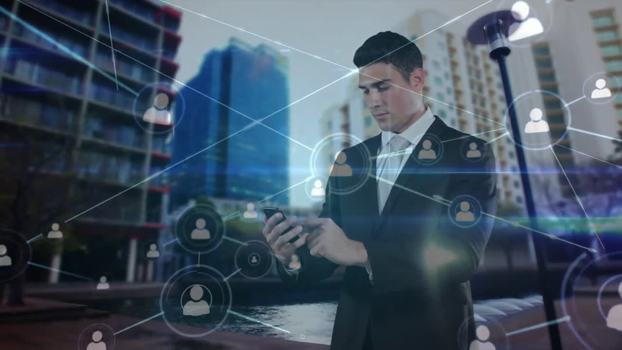 animación de la red de conexiones con las personas iconos sobre el hombre de negocios que utiliza el teléfono inteligente