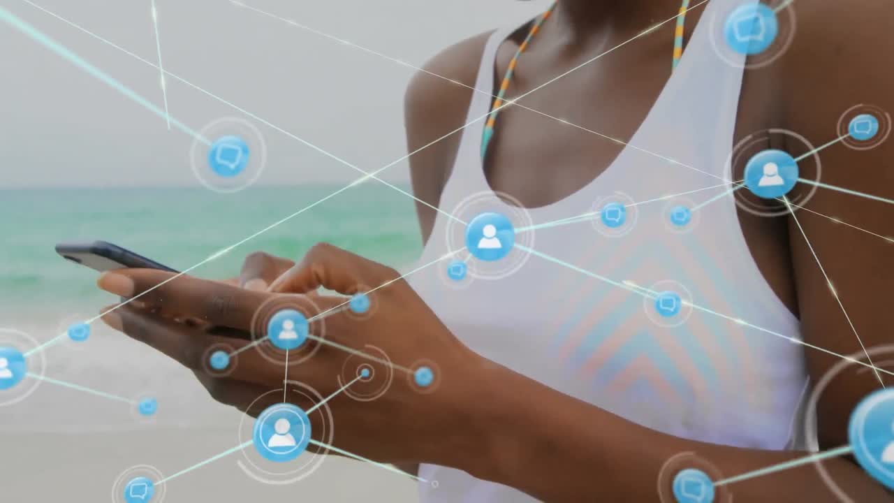 animación de la red de conexiones sobre la mujer usando el teléfono en la playa