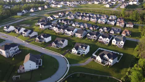 Volando-Sobre-Casas-Suburbanas