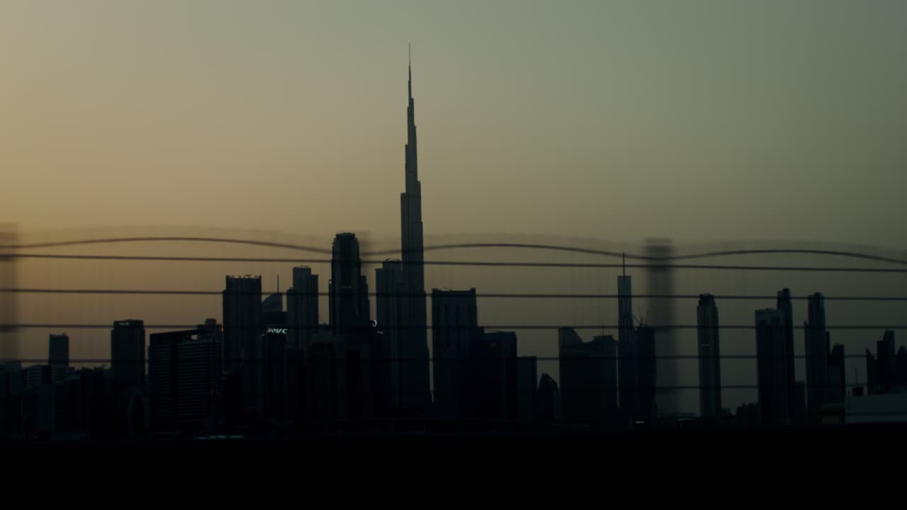 Silueta del horizonte de Dubái al atardecer
