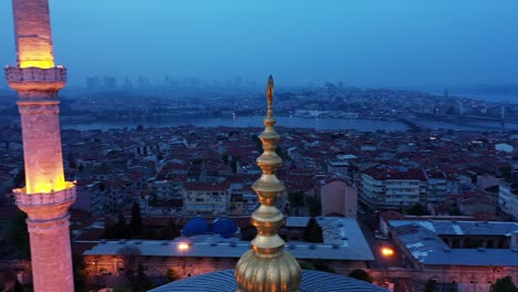 vista aérea nocturna de la mezquita fatih en estambul. imágenes en 4k en turquía
