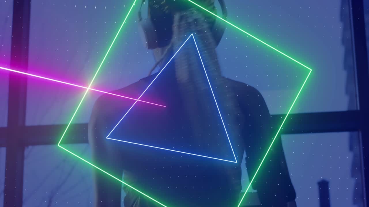 animación de un escáner de neón procesando datos sobre una mujer con auriculares caminando en una cinta de correr