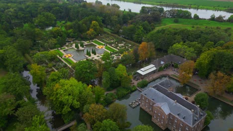 Wunderschönes-Niederländisches-Schloss-Mit-Garten-Neben-Der-Maas-In-Arcen-Limburg