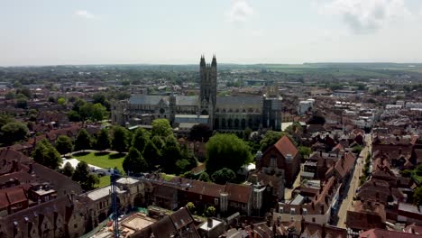 imágenes aéreas de drones de la catedral de canterbury y sus alrededores